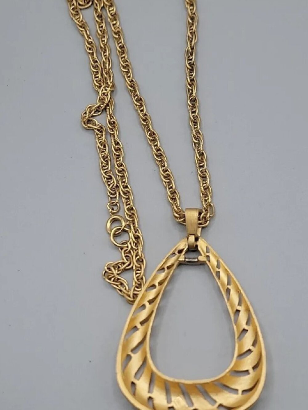 Vintage Crown Trifari Door Knocker Pendant Necklace 28"Gold Tone Large Teardrop - Picture 9 of 15
